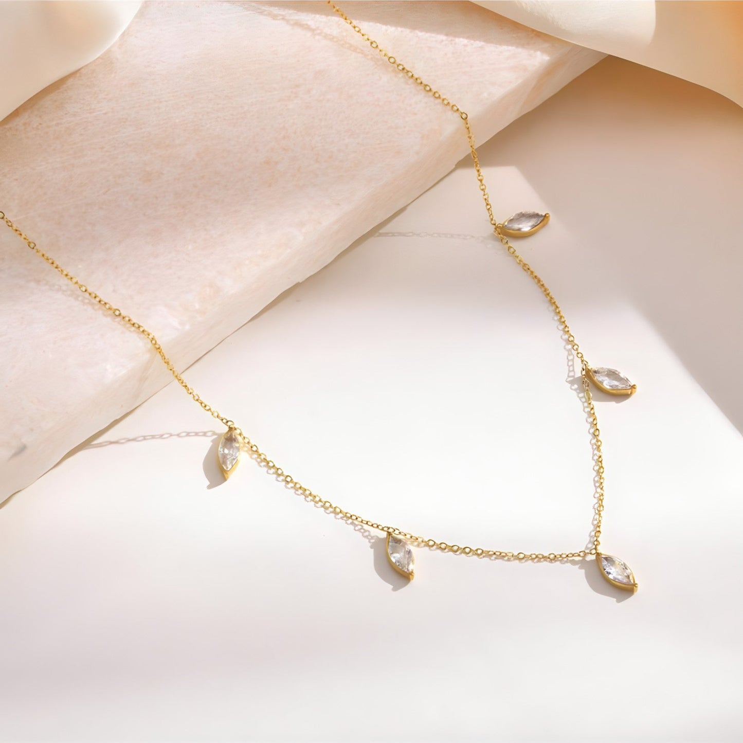 Collier en acier inoxydable plaqué or chic et délicat - BWCL175